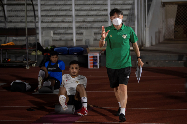 Pelatih Shin Tae-yong memberikan pengarahan dalam latihan Timnas Senior Indonesia di Stadion Madya, kompleks GBK, Senayan, Jakarta, Selasa (11/5/2021). Foto: Aditya Pradana Putra/ANTARA FOTO