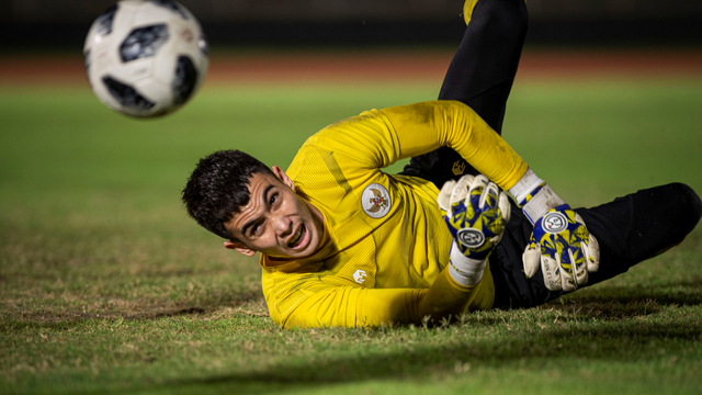 Kiper Nadeo Argawinata menepis bola saat latihan Timnas Senior Indonesia di Stadion Madya, kompleks GBK, Senayan, Jakarta, Selasa (11/5/2021). Foto: Aditya Pradana Putra/ANTARA FOTO