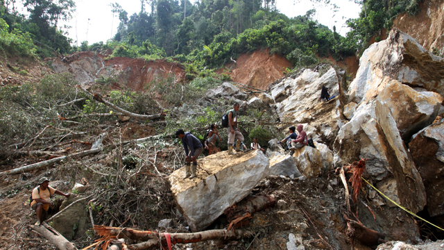 Warga mencari pekerja tambang emas yang masih tertimbun di kawasan hutan Jorong Timbahan, Nagari Abai, Kecamatan Sangir Batang Hari, Kabupaten Solok Selatan, Sumatera Barat, Selasa (11/5/2021). Foto: Muhammad Arif Pribadi/ANTARA FOTO