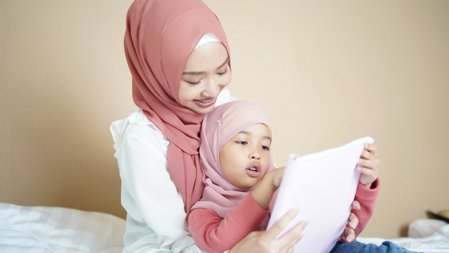 Ilustrasi membacakan dongeng untuk anak. Foto: Shutter Stock