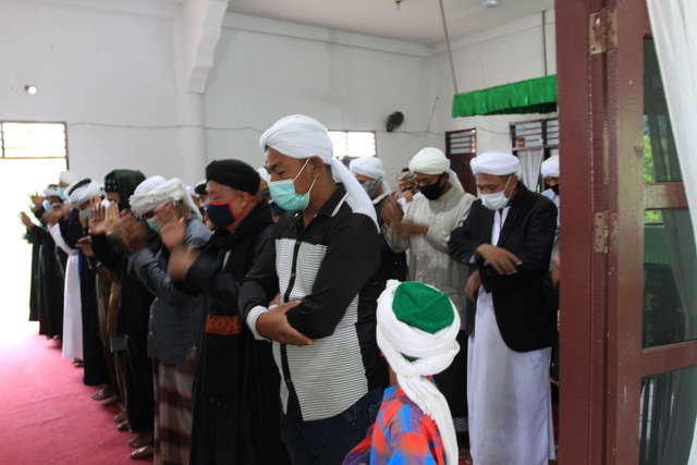 Jamaah Tarekat Naqsabandiyah Al-Kholidiyah Jalaliyah saat merayakan salat Ied di Kabupaten Deli Serdang, Sumatera Utara. Foto: Dok. Istimewa
