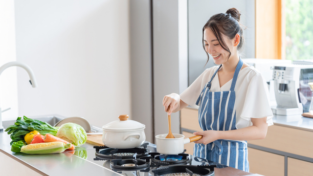Ilustrasi masak menu Lebaran. Foto: Shutterstock