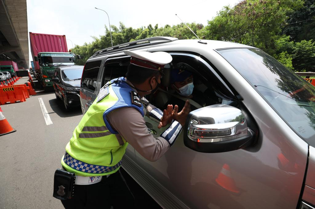 Suasana di posko penyekatan larangan mudik Lebaran 2021 KM 31, Gerbang Tol Cikarang Barat 3, Bekasi, Jawa Barat, Rabu (12/5). Foto: Dok. BNPB