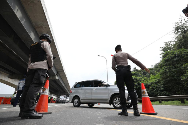 Suasana di posko penyekatan larangan mudik Lebaran 2021 KM 31, Gerbang Tol Cikarang Barat 3, Bekasi, Jawa Barat, Rabu (12/5). Foto: Dok. BNPB