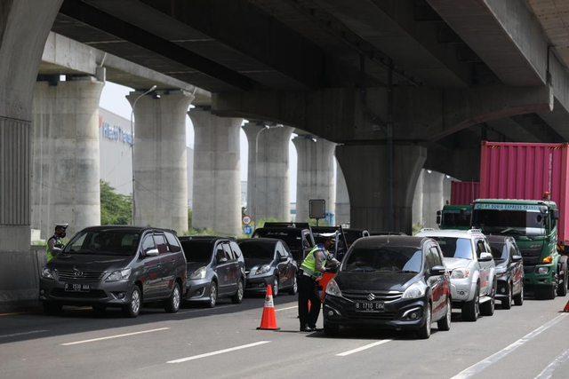 Suasana di posko penyekatan larangan mudik Lebaran 2021 KM 31, Gerbang Tol Cikarang Barat 3, Bekasi, Jawa Barat, Rabu (12/5). Foto: Dok. BNPB
