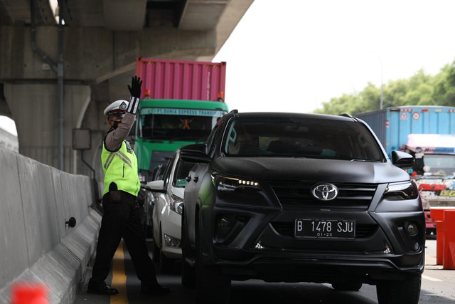 Suasana di posko penyekatan larangan mudik Lebaran 2021 KM 31, Gerbang Tol Cikarang Barat 3, Bekasi, Jawa Barat, Rabu (12/5). Foto: Dok. BNPB
