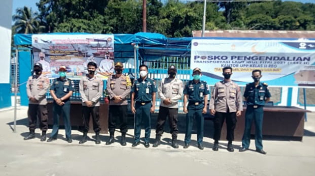 Foto: Petugas saat berpose di depan posko pengendalian di Pelabuhan Kedindi.