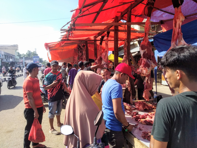 Suasana pebeli daging meugang di pasar Uleekareng, Banda Aceh, Aceh. (Dokumen pribadi)