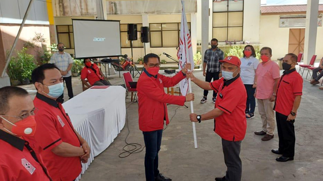 Ketua Gabungan Bridge Seluruh Indonesia (GABSI) Sulawesi Utara (Sulut) Joune Ganda menyerahkan Pattaka kepada Ketua GABSI Kota Tomohon, Oktavianus Mende
