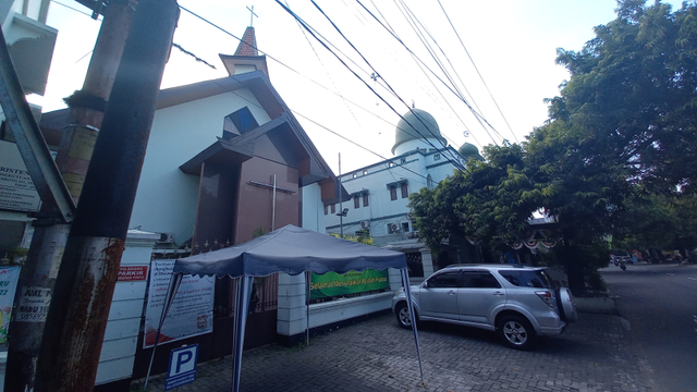 Gereja Kristen Jawa Joyodiningratan yang bersebelahan dengan Masjid Al Hikmah, Solo