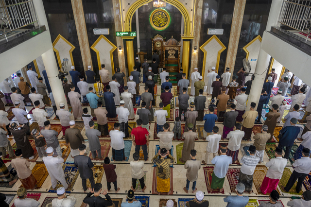 Umat muslim melaksanakan Shalat Id dengan menjaga jarak di Masjid Al-Ikhlas di Palu, Sulawesi Tengah. Foto: ANTARAFOTO/Basri Marzuki