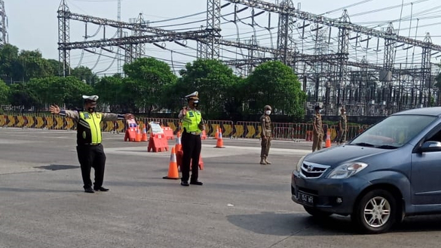 Polri Dit Lantas PMJ melaksanakan Kegiatan penyekatan arus mudik Lebaran 2021 di Gerbang Tol Cikupa, Tangerang, Kamis (13/5). Foto: Twitter/@TMCPoldaMetro