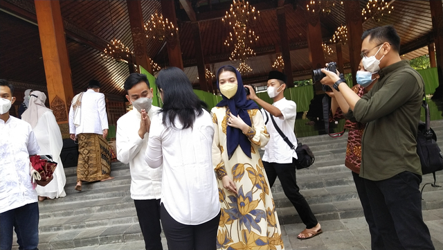 Gibran Rakabuming dan Selvi Ananda bertemu warga usai melaksanakan Salat Idul Fitri di kompleks Balai Kota Solo