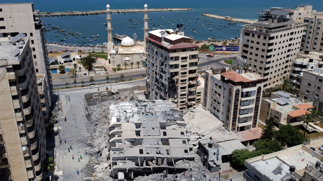 Potret udara sisa-sisa bangunan menara yang hancur dalam serangan udara Israel, di tengah gencarnya kekerasan Israel-Palestina, di Kota Gaza, Rabu (12/5). Foto: Mohammed Salem/REUTERS