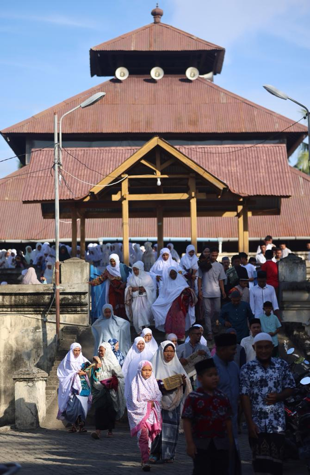 Jemaah Salat Id di Masjid Tuha Indrapuri. Foto: Suparta/acehkini