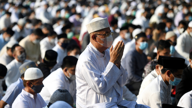 Umat muslim berdoa usai melaksanakan Shalat Idul Fitri di Masjid Al Azhar, Jakarta, Kamis (13/5/2021). Foto: Akbar Nugroho Gumay/ANTARA FOTO