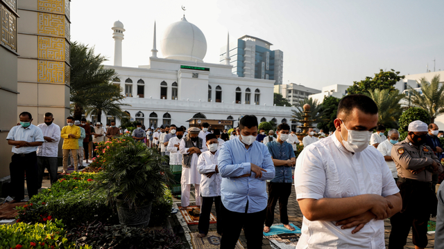 Sejumlah umat muslim mengenakan masker saat melaksanakan salat Idul Fitri di Masjid Al Azhar, Jakarta, Kamis (13/5/2021).  Foto: Willy Kurniawan/REUTERS