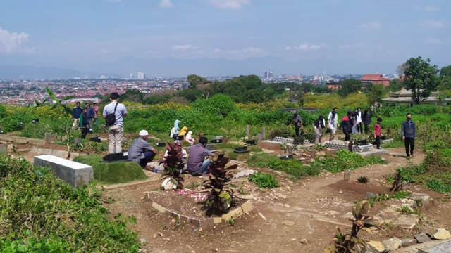 Para peziarah berdoa di pemakaman khusus COVID-19 di TPU Cikadut, Kota Bandung, Jawa Barat, Kamis (13/5/2021). Foto: Bagus Ahmad Rizaldi/ANTARA