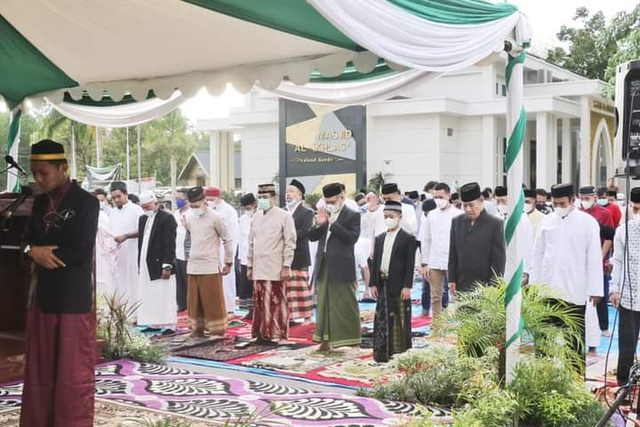 Jamaah salat Id di halaman Masjid Al-Ikhlas Kota. Foto: Dok Humas Kota Kendari.