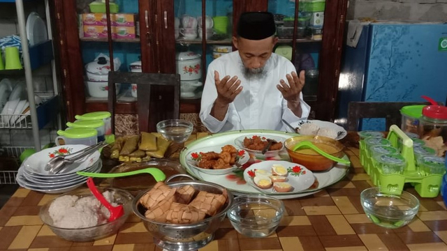 Mabbaca-baca atau membaca doa untuk hidangan Lebaran merupakan salah satu tradisi masyarakat Mandar di Sulawesi Barat. Foto: Awal Dion/SulbarKini