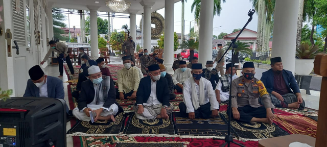 Wali Kota Pangkalpinang, Maulan Aklil saat salat id di rumah dinas Wali Kota Pangkalpinang.