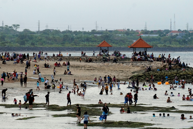 Wisatawan berlibur di Pantai Sanur, Denpasar, Bali, Kamis (13/5). Foto: Nyoman Hendra Wibowo/Antara Foto