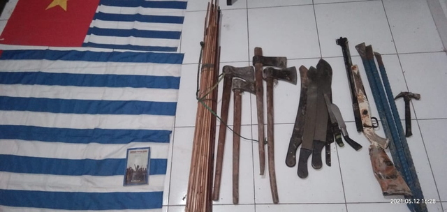 Barang bukti yang berhasil diamankan oleh pasukan TNI Polri, dari dalam sebuah Honai yang dimiliki Lesmin Waker. Foto: Dok. Istimewa