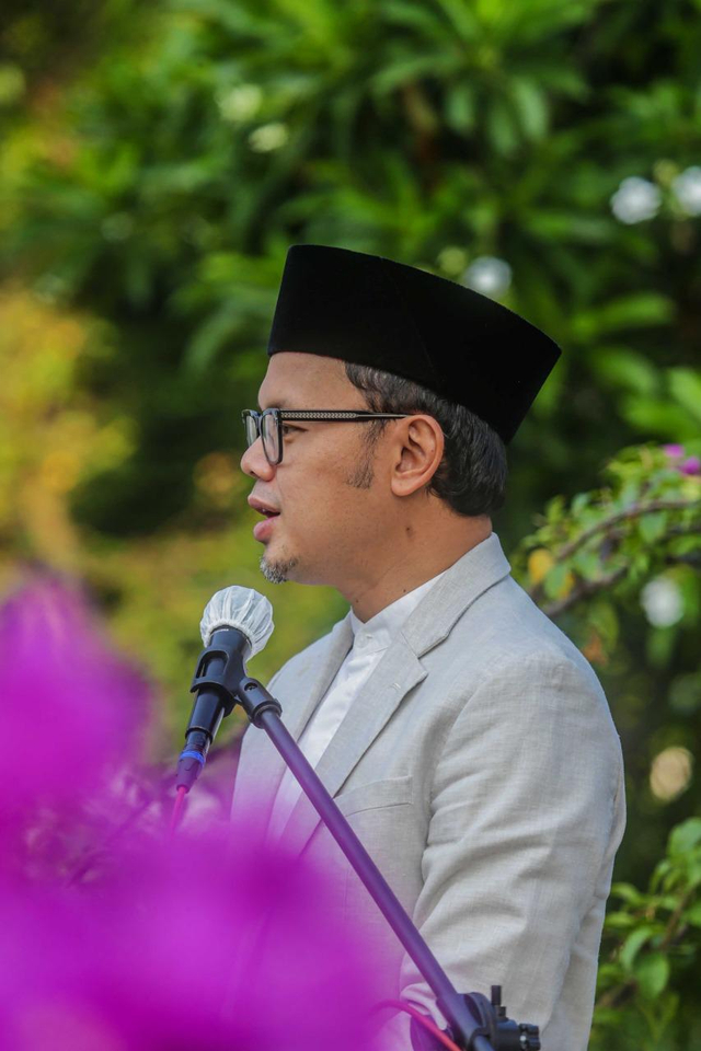 Wali Kota Bogor Bima Arya melaksanakan Sholat Idul Fitri 1442 H bersama keluarga besarnya di kediaman pribadi di kawasan Katulampa, Bogor. Foto: Dok. Pemkot Bogor