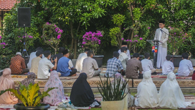 Wali Kota Bogor Bima Arya melaksanakan Sholat Idul Fitri 1442 H bersama keluarga besarnya di kediaman pribadi di kawasan Katulampa, Bogor. Foto: Dok. Pemkot Bogor