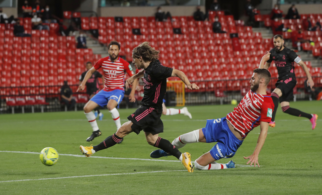 Pertandingan Granada vs Real Madrid di Liga Spanyol Foto: REUTERS/Jon Nazca