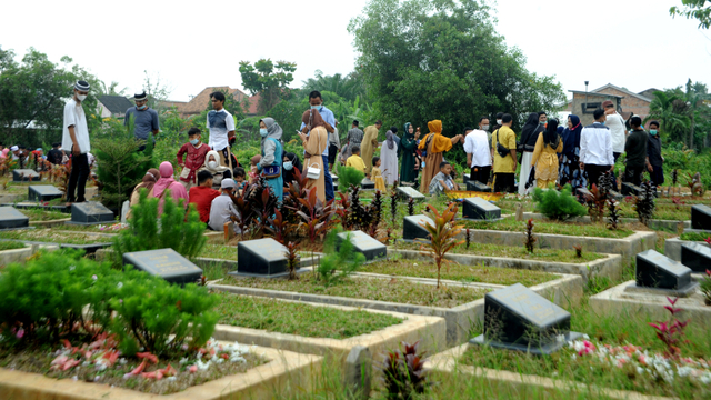Sejumlah peziarah mengunjungi makam sanak keluarga di TPU Kebun Bungan Palembang, Sumsel, Kamis (13/5/2020).  Foto: Feny Selly/ANTARA FOTO