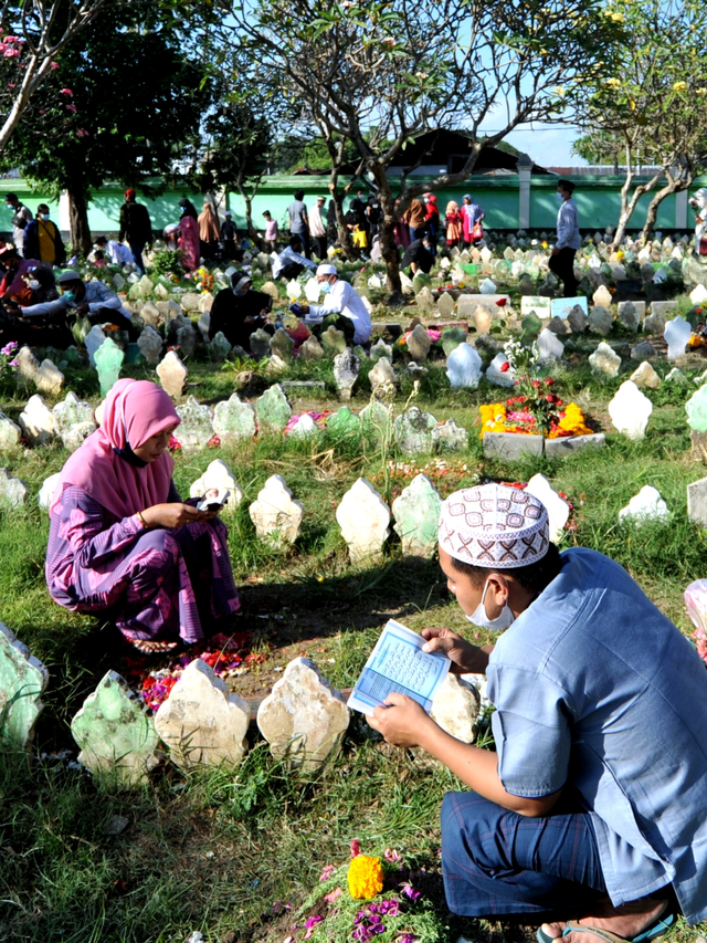 Warga melakukan ziarah kubur di Pemakaman Muslim Wanasari, Denpasar, Bali, Kamis (13/5/2021). Foto: Fikri Yusuf/ANTARA FOTO