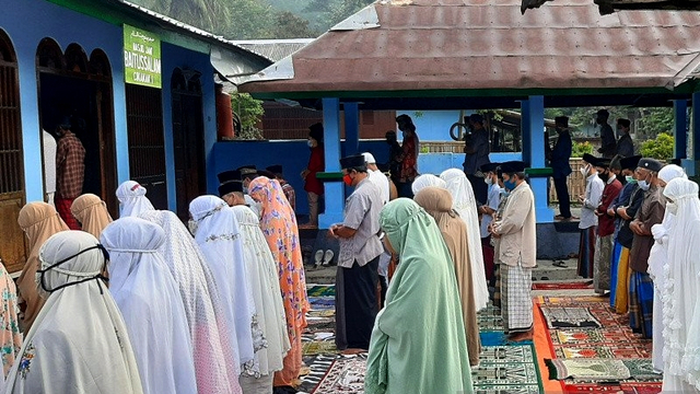 Penganut Islam Aboge saat melaksanakan Salat Id di Masjid Baitussalam atau Masjid Saka Tunggal, Desa Cikakak, Kecamatan Wangon, Kabupaten Banyumas, Jawa Tengah, Jumat (14/5/2021). Foto: Sumarwoto/ANTARA