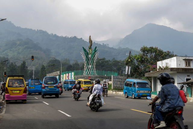Sejumlah kendaraan melintasI jalur wisata Puncak, Cisarua, Kabupaten Bogor, Jawa Barat, Jumat (14/5). Foto: Yulius Satria Wijaya/Antara Foto