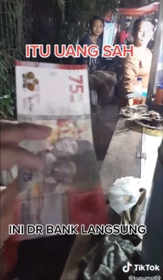 Viral pedagang sate tak menerima uang Rp75 ribu dari pelanggan. (Foto: TikTok/@tasripin_007)