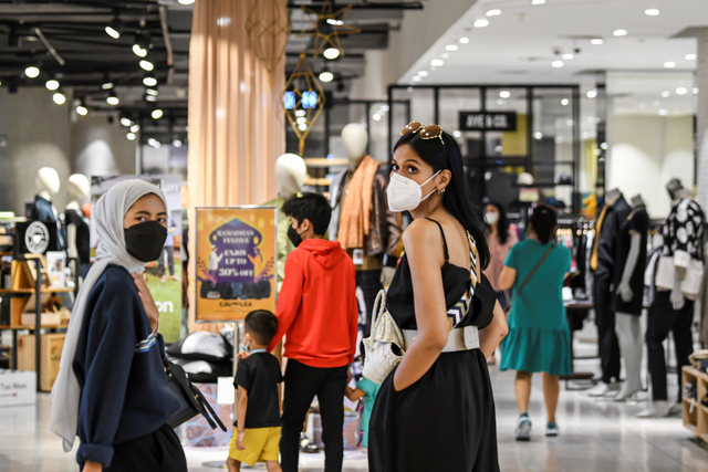 Pengunjung di Mal Grand Indonesia, Jakarta, saat Lebaran Jumat (14/5/2021). Foto: M Risyal Hidayat/Antara Foto