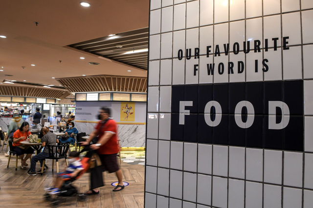 Area kuliner di Mal Grand Indonesia, Jakarta, saat Lebaran Jumat (14/5/2021). Foto: M Risyal Hidayat/Antara Foto