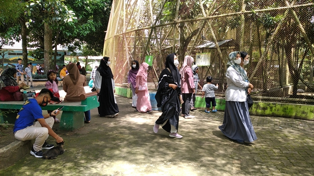 Taman Rimba Jambi ramai pengunjung saat hari kedua lebaran. (Foto: M Sobar Alfahri/Jambikita.id)