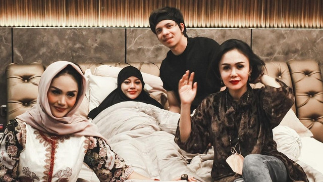 Krisdayanti bersama Yuni Shara temui Atta Halilintar dan Aurel Hermansyah. Foto: Instagram/@attahalilintar