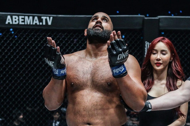 Arjan Bhullar menyampaikan rasa syukur usai mengalahkan Mauro Cerilli di Tokyo, Jepang, pada 2019 silam. Foto: ONE Championship