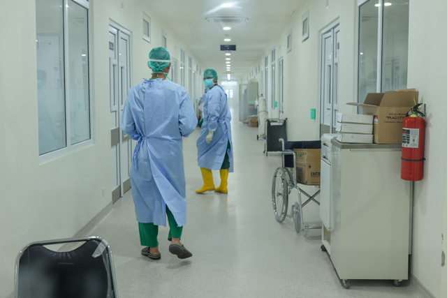 Petugas medis yang menangani pasien corona di Ruang Pinere, RSUDZA Banda Aceh, Aceh, Kamis (13/5/2021). Foto: Abdul Hadi/acehkini