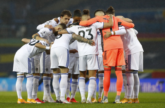 Para pemain Leeds United berkumpul sebelum pertandingan Liga Premier Leeds United vs Manchester City. Foto: Reuters