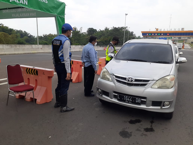 Penyekatan di pintu exit Tol Madyopuro. Foto: dok