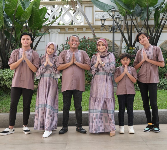 Lebaran keluarga Sule dan Nathalie Hoslcher. Foto: Instagram/nathalieholscher