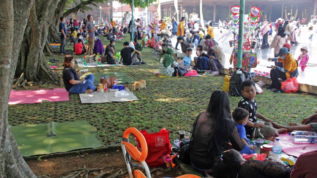 Suasana pengunjung di TMII, Jakarta, Sabtu (15/5). Foto: TMII