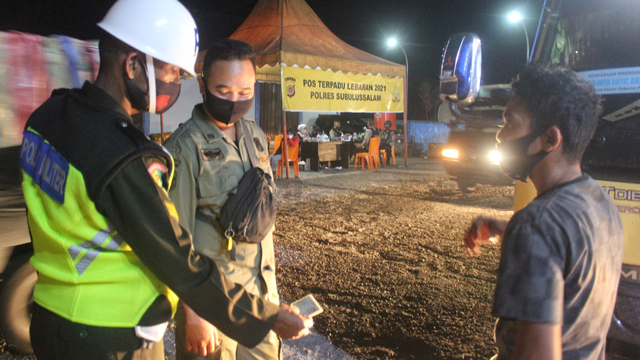 Pemeriksaan terhadap supir yang melintas di pos penyekatan Subulussalam, salah satu daerah di Aceh yang berbatasan langsung dengan Sumut, 7 Mei 2021. Foto: Yudiansyah/acehkini