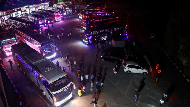 Sejumlah bus saat berada di Terminal Tipe A Batoh, Banda Aceh, pada Sabtu (1/5) malam, atau jelang Hari Raya Idul Fitri 1442 H. Foto: Suparta/acehkini