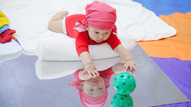 Bayi bermain dengan cermin. Foto: Shutter stock