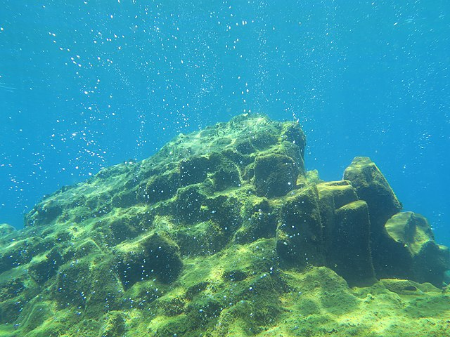 Dasar laut Gunung Banua Wuhu. Dok: Wikimedia Commons.