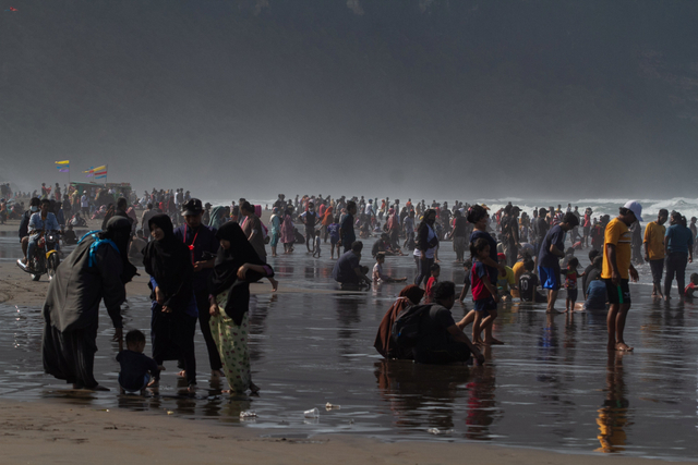 Wisatawan berlibur saat Lebaran di Pantai Parangtritis, Bantul, DI Yogyakarta, Minggu (16/5/2021). Foto: Hendra Nurdiyansyah/Antara Foto